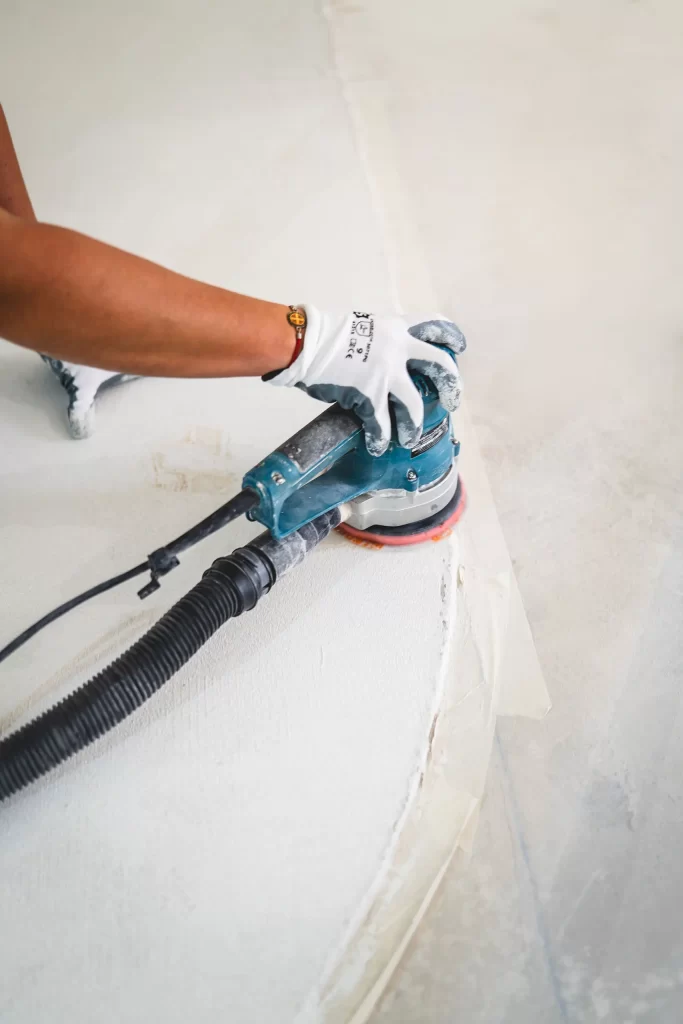 Preparación de suelo para la aplicación de microcemento