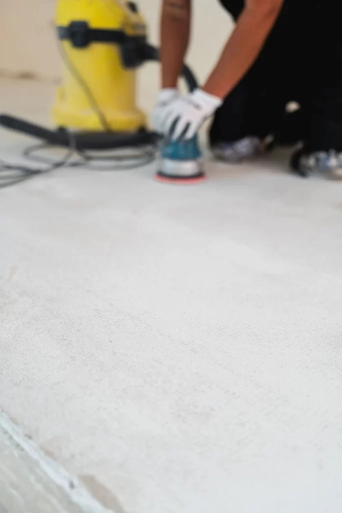 Preparación de suelo para la aplicación de microcemento. Proceso de la reforma del piso en Madrid