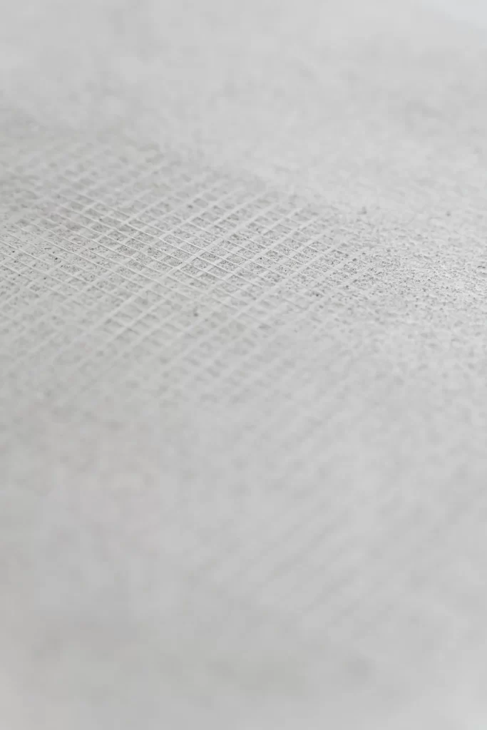 Preparación de suelo para la aplicación de microcemento. Se puede ver la malla que prohíbe que el microcemento se agrieta.