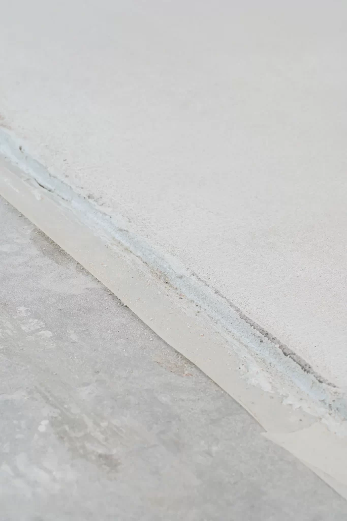 Preparación de suelo para la aplicación de microcemento. Se puede ver la malla que prohíbe que el microcemento se agrieta.