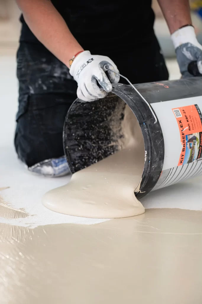 Aplicación de microcemento en una reforma de la vivienda en Madrid