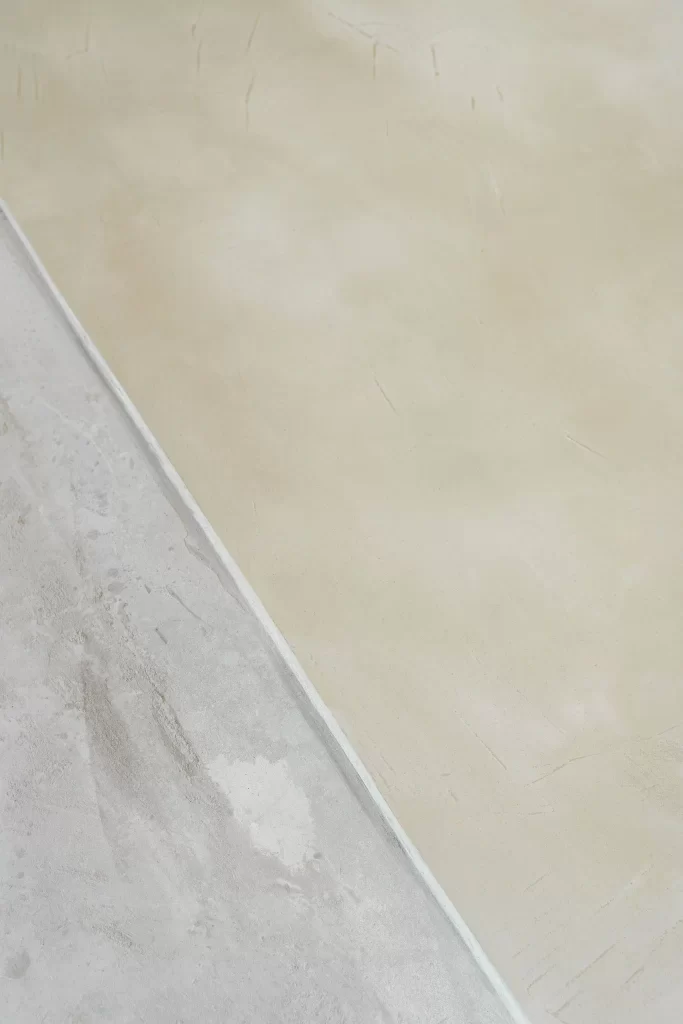 Microcemento aplicado en el suelo en una obra de reforma de una vivienda en centro de Madrid