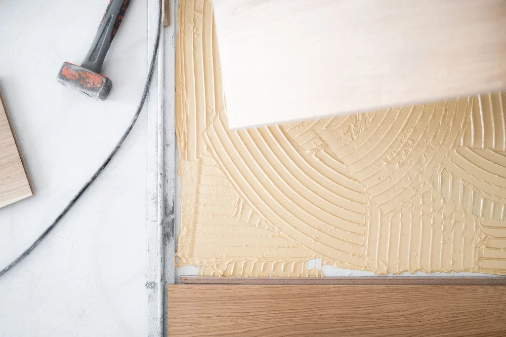 Colocación de parquet en la obra de reforma de un piso en el centro de Madrid