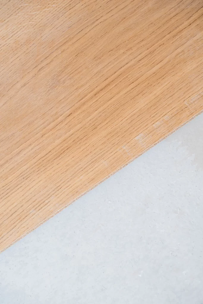 Parquet colocado sobre la base de cemento autonivelante en una obra de Rez Estudio en Madrid