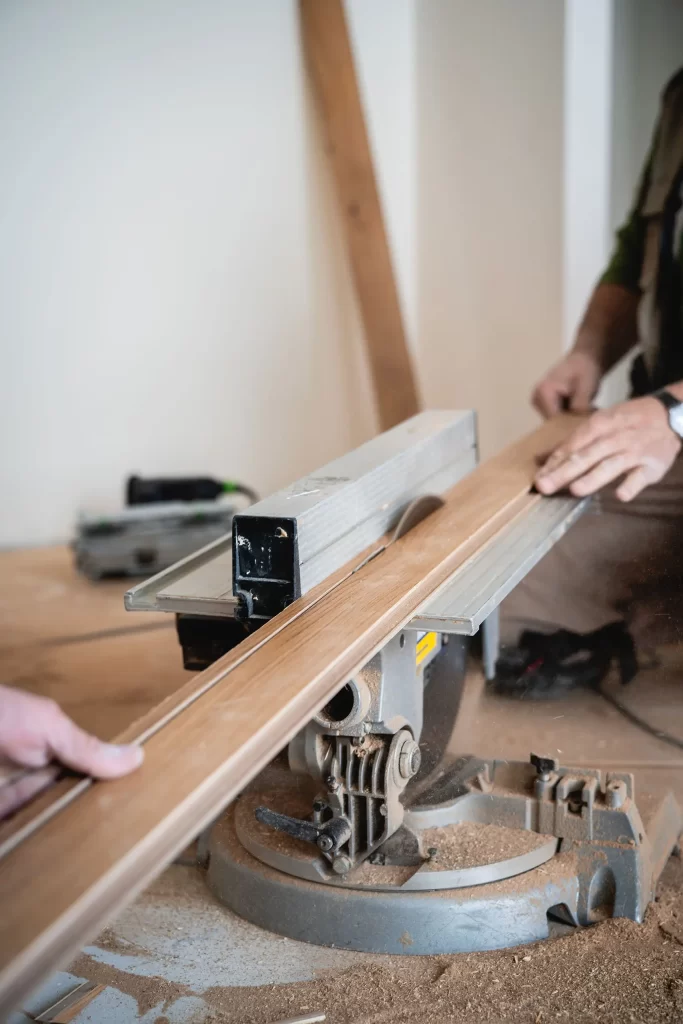 Carpintero profesional cortando el parquet en una obra de Rez Estudio en barrio de Chamberí
