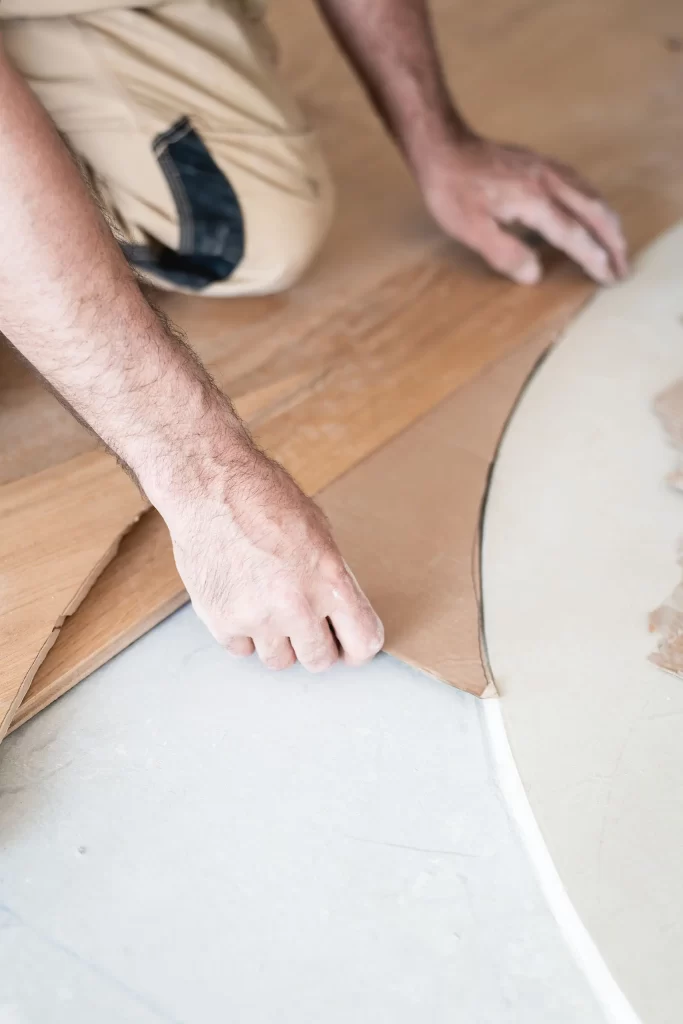 Carpintero haciendo la forma circular para el montaje del parquet