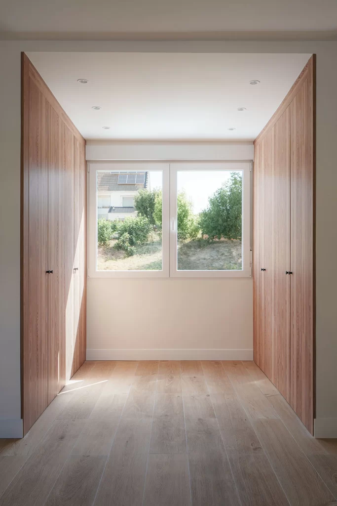 Fotografía de interiores, el vestidor en la habitación principal con vistas al exteriores