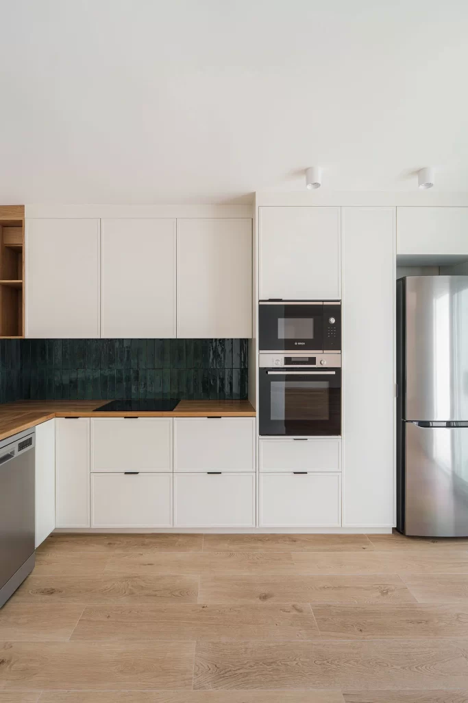 Fotografía de interiores - Cocina reformada con azulejos verdes y carpintería moderna