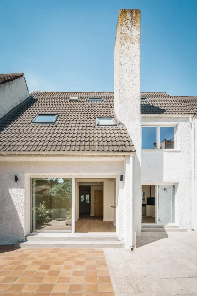 Fotografía de arquitectura - Exterior con apliques, ventanas velux y nuevas entradas a la casa desde exteriores