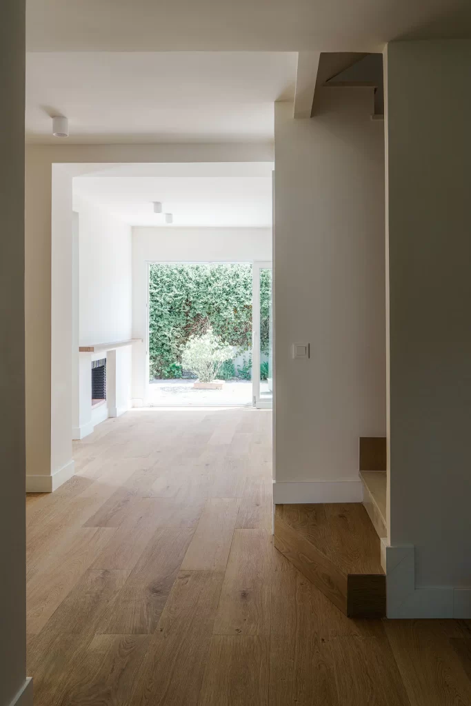 Fotografía de interiores - la vista desde el comedor hacia salón y exterior