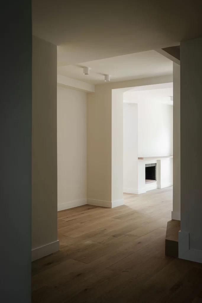 Fotografía de interiores - la vista desde el comedor hacia salón y exterior