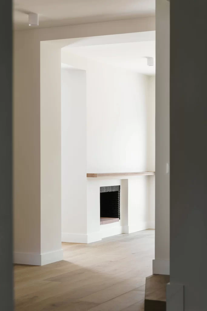 Fotografía de interiores - la vista desde el comedor hacia salón y exterior